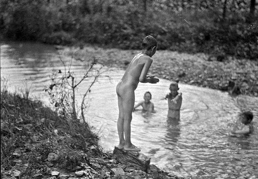 Boys swimming along road out of Madison; diving lesson (Мальчики, купающиеся у дороги на Мэдисон, урок ныряния), August 1926