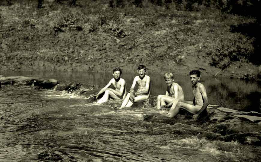Boys on dam (Мальчики на запруде), June 1929