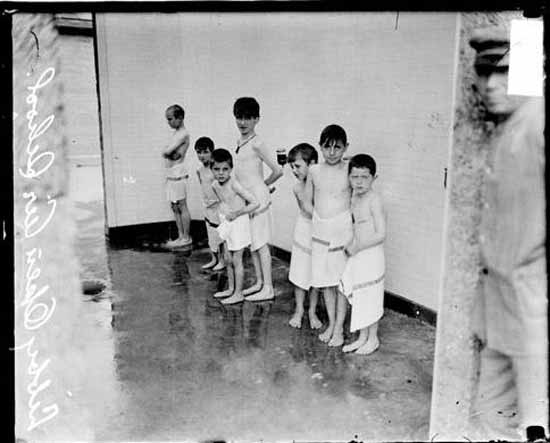 Boys from Libby School showering in the Sherman Park showers (Мальчики из школы Либби принимают душ в душевой парка Шерман), July 1912