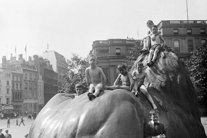 London children sunbathing on top of one of the four lion statues (Лондонские дети, загорающие на одной из четырех статуй льва), August 1919