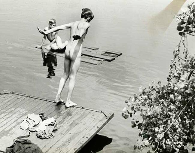 Boys 'skinny dipping' (Мальчишки, купающиеся голышом), 1940s