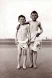 Два нагих мальчика на пляже