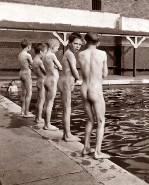 Naked young boys in outdoor pool (Нагие мальчики в открытом бассейне)