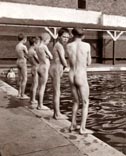 Нагие мальчики в открытом бассейне