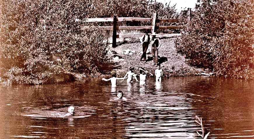 Two older boys watching naked younger boys swim in a creek (Два парня, наблюдающие за плавающими в ручье мальчишками) 