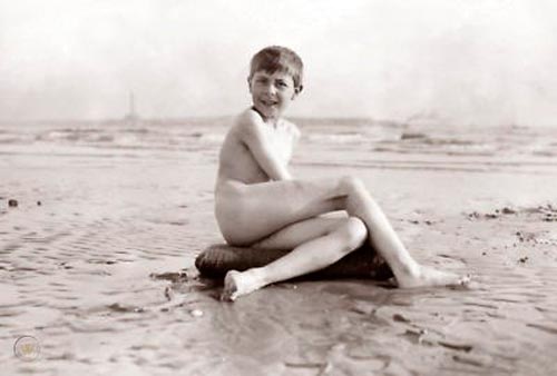 Naked boy on the beach (Нагой мальчик на пляже)
