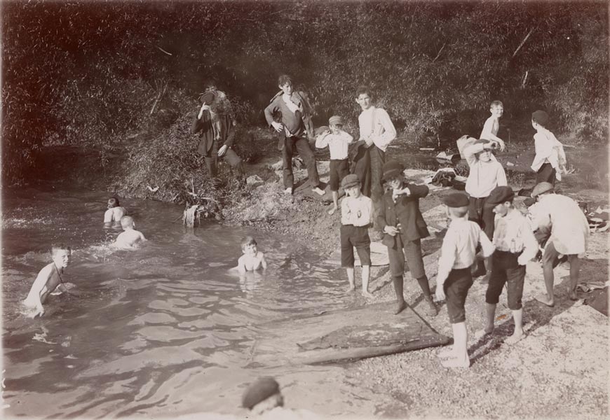 Young boys at swimming hole (Мальчишки, купающиеся в пруду), 1890s