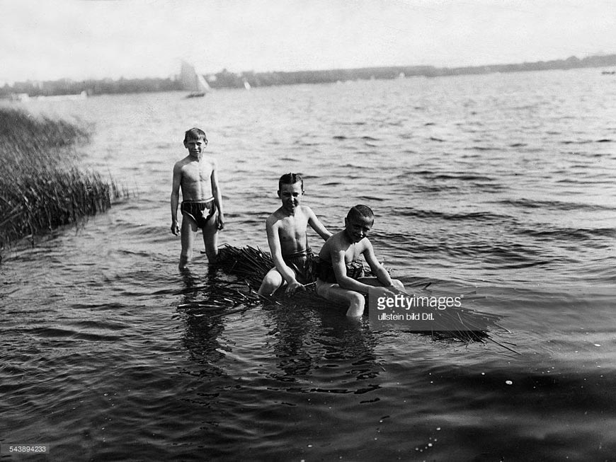 Boys bathing in the Wannsee (Мальчишки купаются в Ванзе), June 1909