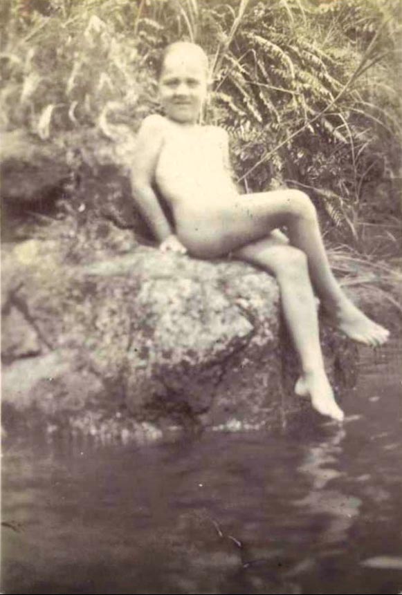 Georges Bergsma zittend op een steen, naakt (Георг Бергсма, сидящий на камне, голышом), 1914-1926