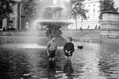 Школьники, купающиеся в фонтане