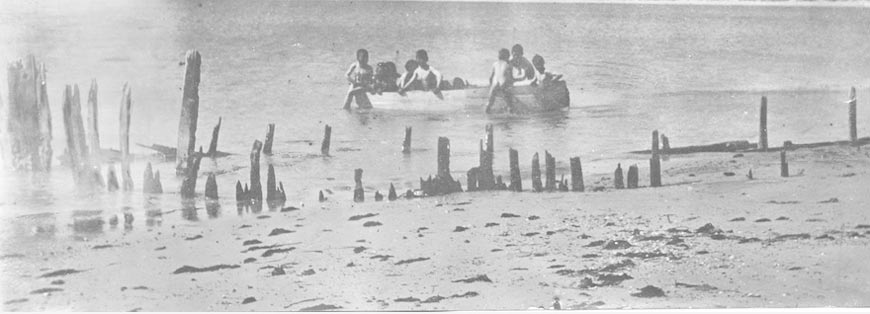 Boys playing in a boat at Rivoli Bay (Мальчики играют в лодке в заливе Риволи), c.1923