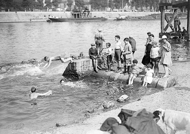 Children playing in the river Seine during a heatwave (Дети играют в Сене во время сильной жары), Sept.1929