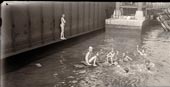 Мальчики купаются в Ист-Ривер