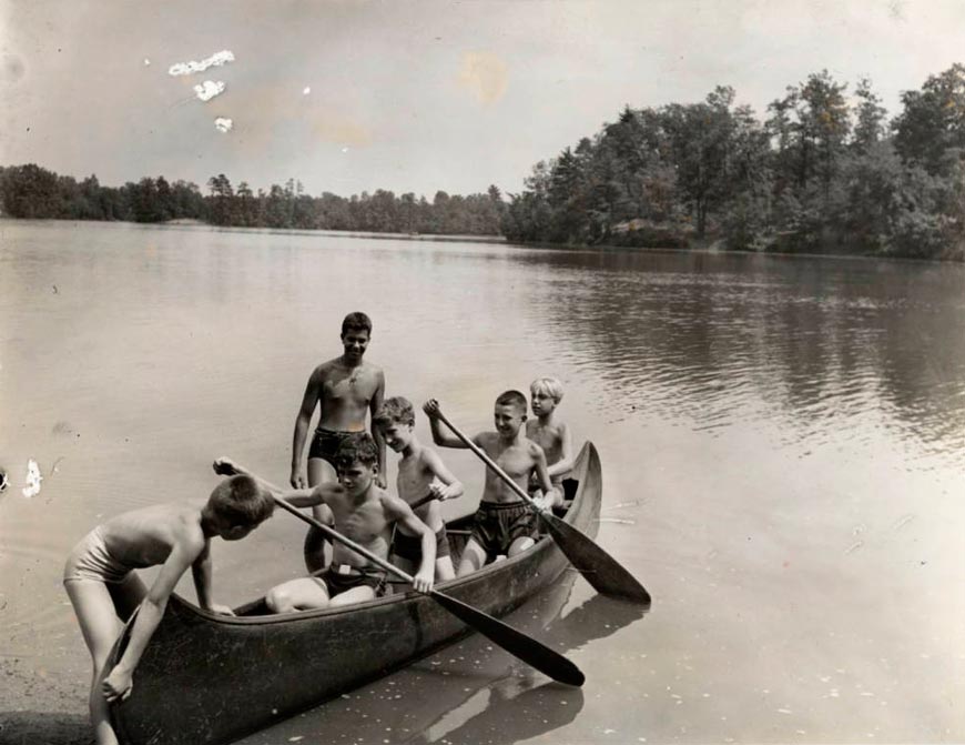 Boys Canoeing along Lake Massasoit (Мальчики на каноэ на озере Массасойт), 1935-1960