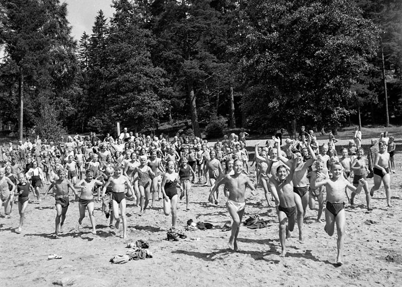 Barn springer ner för stranden (Дети, бегущие по пляжу), July 1944