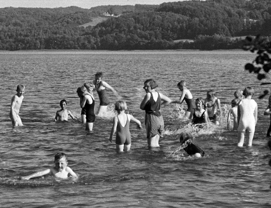 Badende børn i Julsø ved Silkeborg (Купание детей в Юльсе около Силькеборга), 1950s