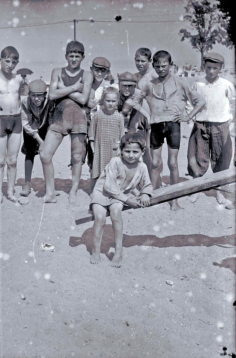 Kids at the beach (Мальчики на пляже), c.1900