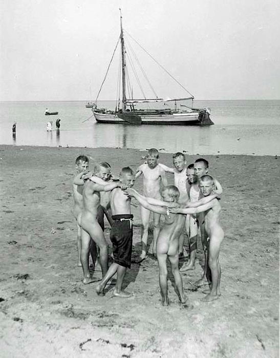 Badende børn og evert i baggrunden (Купающиеся дети и шлюп на заднем плане), 1901-1908