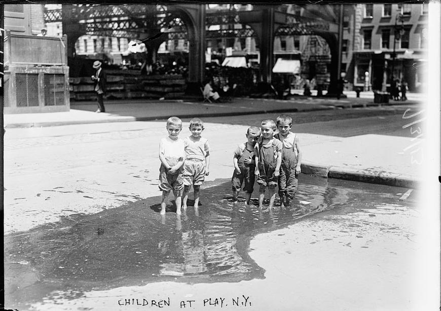 Children at play (Дети за игрой), 1913