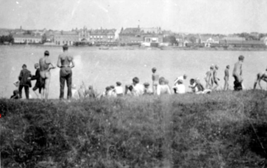 Svømmekurs, mange gutter og menn (Уроки плавания, много мальчиков и мужчин), 1920-1925