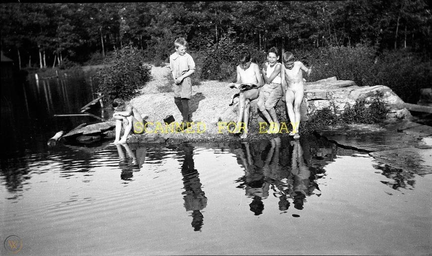 Young boys skinny dipping in swimming hole (Мальчишки, купающиеся голышом в пруду), 1930s