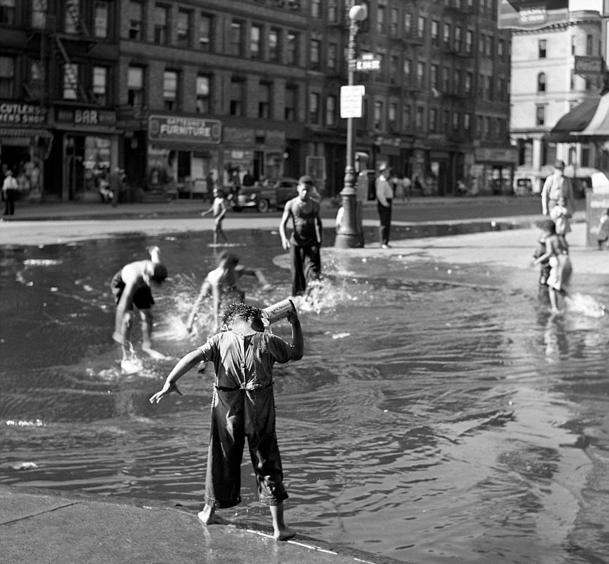 Dozens of children play in a water-filled 104th street (Десятки детей играют на залитой водой 104-й улице), 1939