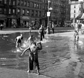 Десятки детей играют на залитой водой 104-й улице
