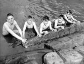 Мальчики, купающиеся на пляже Гордон Парк