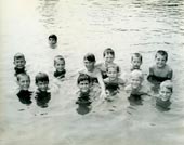 Мальчишки, купающиеся в озере