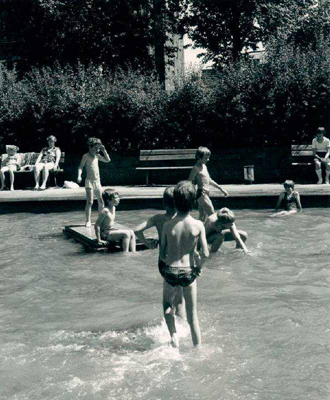 Legende børn i soppebasin i anlægget på Langelands Plads (Играющие дети в детском бассейне на территории комплекса Langelands Plads), 1983
