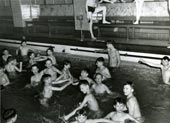 Мальчики, купающиеся в бассейне