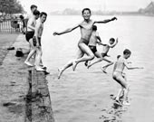 Мальчики во время ныряния в доках Ист-Ривер