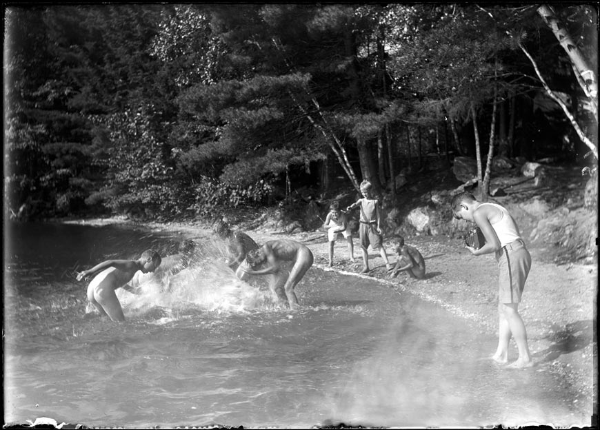 Boys at lake swimming / Skinny Dipping (Мальчишки, купающиеся в озере / Купание голышом)