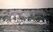 Группы мальчиков купаются в «Большом мальчишеском пруду»