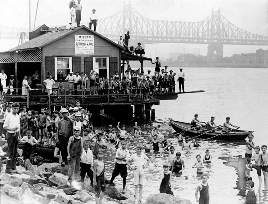 Swimming in East River (Плавание в Ист-Ривер), 1921