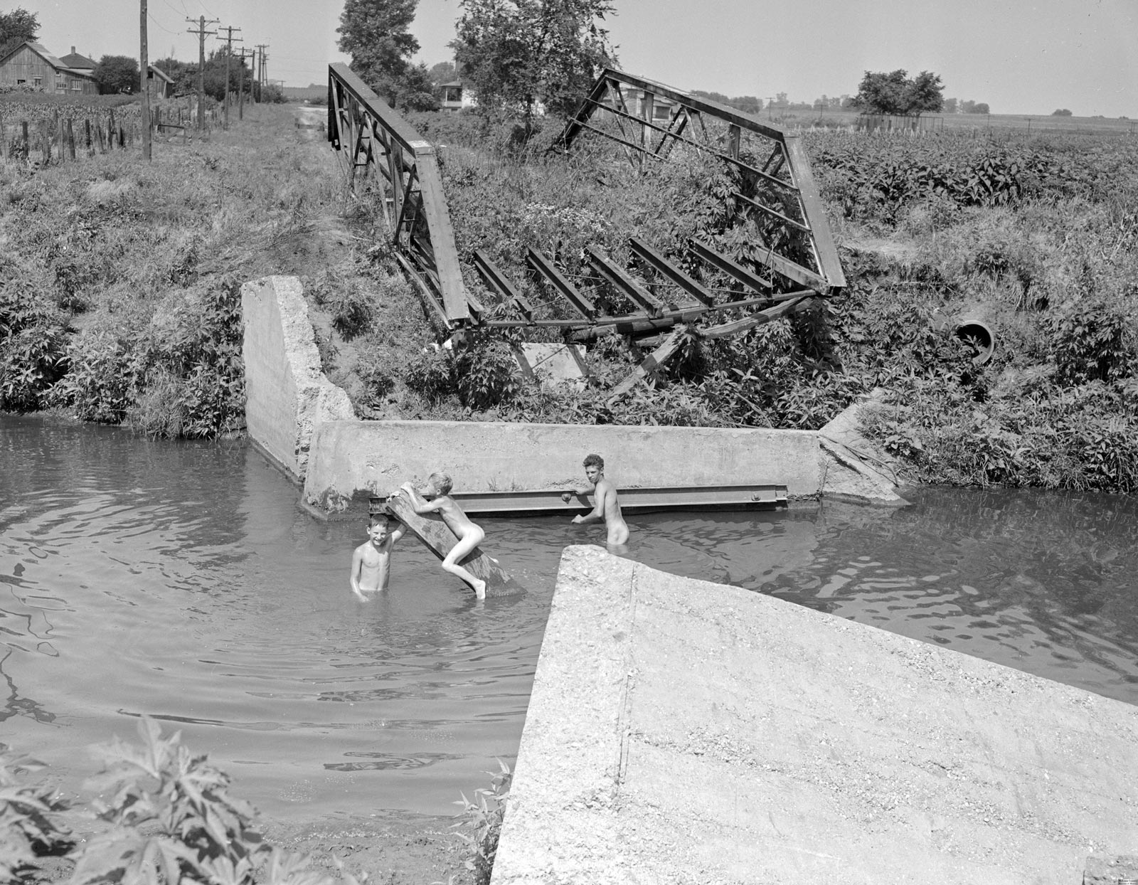 Boys skinny dipping at washed out bridge on Sugar Creek (Мальчишки купаются голышом у смытого моста в Сахарном ручье), 1946