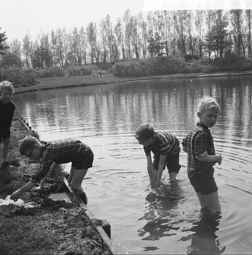 Warme dag, jongens zoeken verkoeling (Жаркий день, мальчики ищут прохлады), May 1965