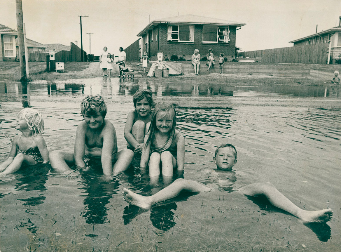 Children in floodwater (Дети в паводковых водах), 1973