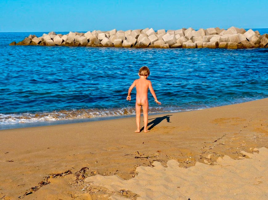 Boy at the Beach (Мальчик на берегу), 2010