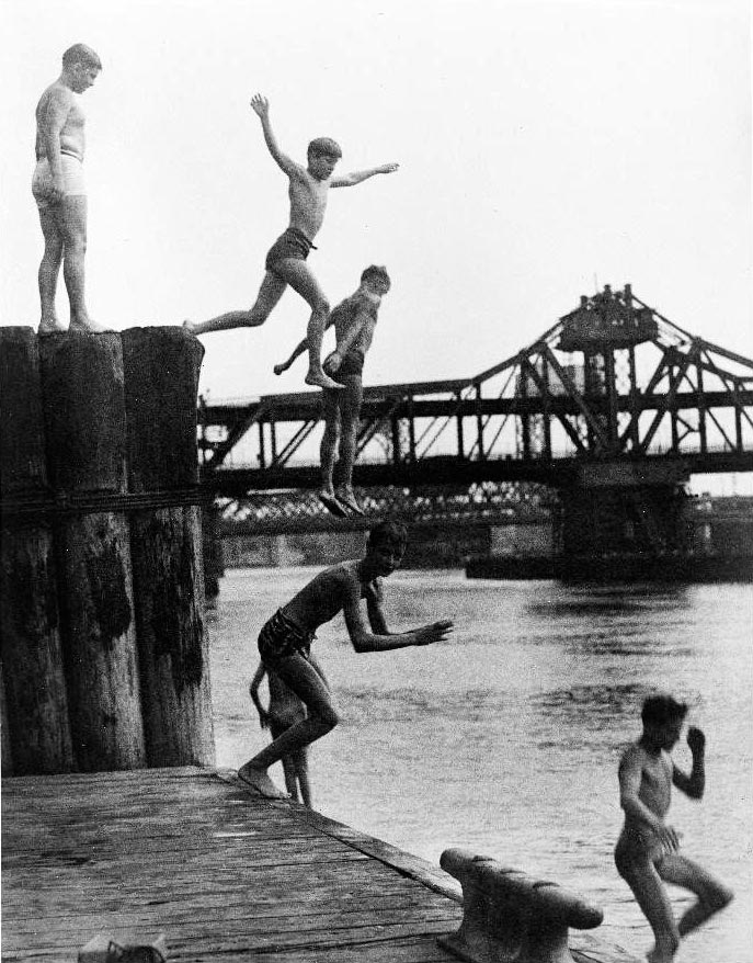 Boys jumping into the Harlem River (Мальчишки прыгают в Гарлем-ривер)