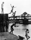 Boys jumping into the Harlem River / Мальчишки прыгают в Гарлем-ривер