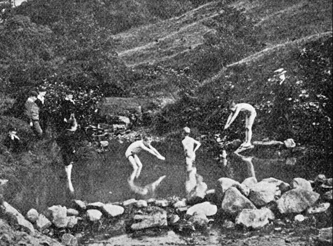 Children swimming in pond (Дети, купающиеся в пруду)