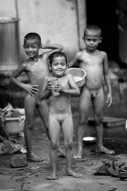 Naked children in Byculla slum (Голые дети в трущобах Бикулла)