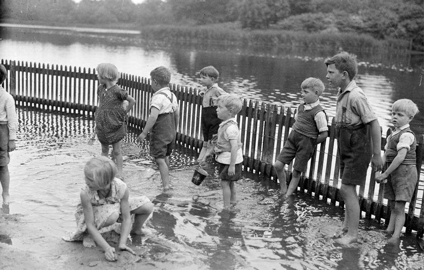 Børn sopper i voldgraven (Дети играют в «лягушатнике»), 1930-1945