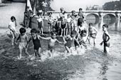 Children bathing in the Seine / Дети, купающиеся в Сене