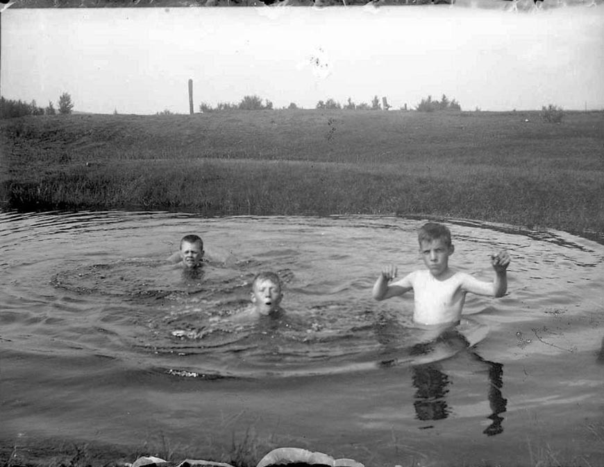 Tre pojkar badar (Три купающихся мальчика), 1910-1940s