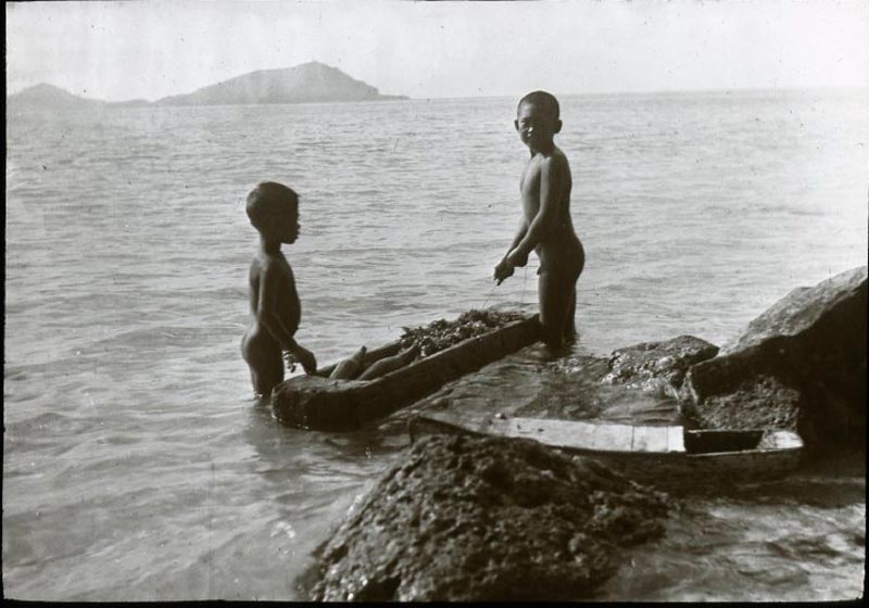 Two boys standing in the water, with a hollowed out log of wood (Два мальчика стоят в воде с выдолбленным бревном), 1921-1923