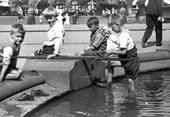 Drenge leger ved Dragespringvandet på Rådhuspladsen / Мальчики играют у фонтана Дракон на Ратушной площади