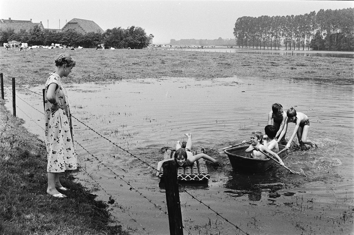 Spelende kinderen op een ondergelopen weiland (Дети играют на затопленном лугу), 1980
