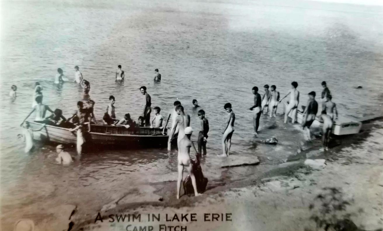 Camp Fitch YMCA on the shore of Lake Erie (Лагерь Фитч ИМКА на берегу озера Эри)